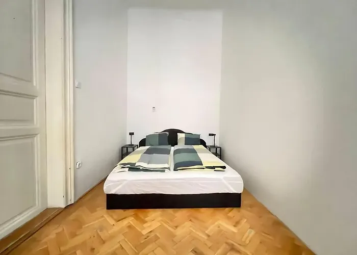 Central Stay Near Urania